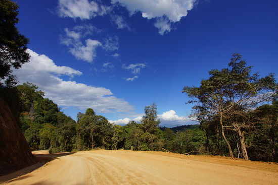 Die Straße wird zur Zeit auf vielen Kilometern renoviert