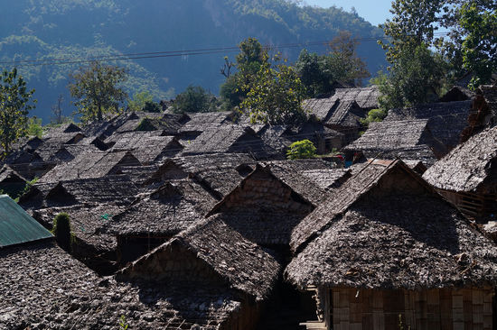 Im Tal des Moei-Flusses leben Tausende Karen-Flüchtlinge (Myanmar), die von thailändischen Soldaten bewacht werden.