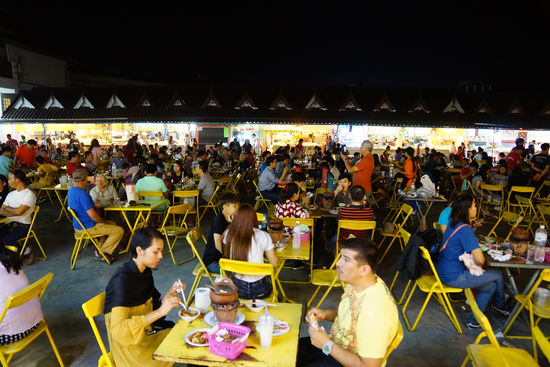 Geschäftiges Treiben am Nachtmarkt