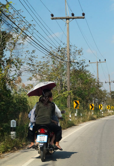 In der Mitte ist noch ein Baby! Wir haben auch schon Mopeds mit 4 Personen drauf gesehen 