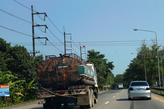 Halb verrostete Tankwagen - sehr beruhigend 