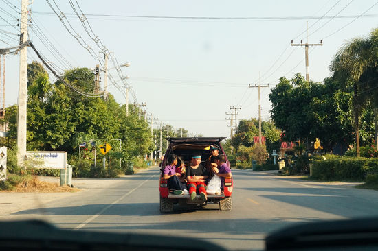 Auch keine Seltenheit: Pickups oder so wie hier einfach Autos mit offener Heckklappe, in denen Kinder von der Schule heim transportiert werden.