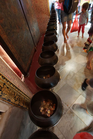 Eigentlich kein Unterschied zu unserer Kirche. Hier soll auch fleißig gespendet werden - das alles soll dir Gutes bringen 