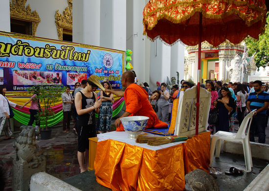 Man kann sich auch von einem buddistischen Mönch mit Wasser bespritzen lassen und darauf hoffen, dass es einem etwas hilft. Natürlich nur gegen eine Geldspende!
