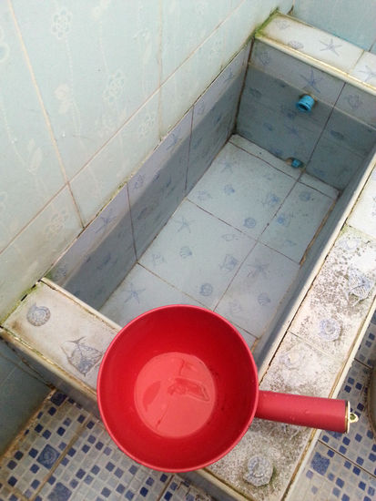 Die Klospülung in den meisten öffentlichen Toiletten - dabei handelt es sich um Stehklos.