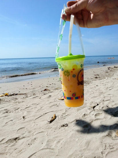 Köstliche, frisch gemixte Fruchtsäfte, die man überall kaufen kann!