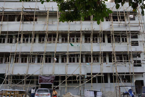 Ein Baugerüst in Thailand - auch immer wieder zu sehen. Bestehend aus zusammen gebundenen  Bambusstangen, auf denen dann je nach Bedarf Holzbretter gelegt werden.