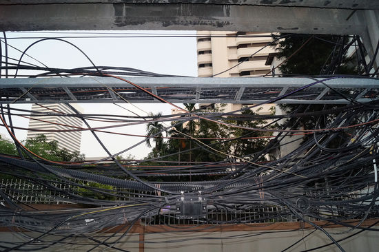 Die typische Stromversorgung in den Straßen Thailands.