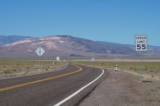 Unendliche Weiten in Nevada. Dieses Bild hatten wir mehr oder weniger auf der gesamten Strecke vor uns. Und kaum zu glauben, es können auch Kühe über die Straße laufen - es gibt sie tatsächlich - sie sind auch wohl genährt - bei diese Futterauswahl unvorstellbar 