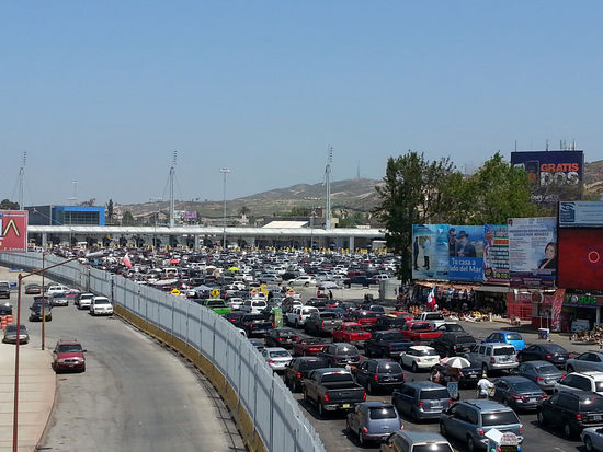 wartende Autofahrer vor dem Grenzübergang nach Amerika