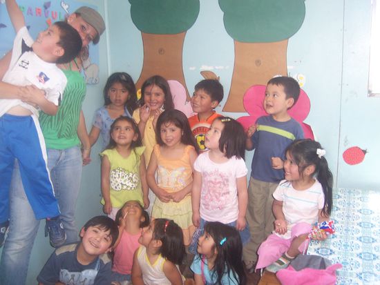 Hier waren wir in nem Kindergarten. Brenda (mexiko) und ich hatten die Ehre auf die Kleinsten aufzupassen...Wir kamen ganz schoen ins schwitzen...