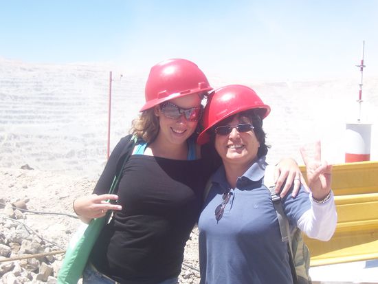 Nadia(Chile)  und ich in der Miene mit unseren super schoenen Helmen