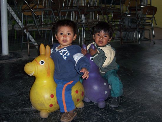 haben eine Woche in nem Kinderhort gearbeitet und das waren unsere 2 Kleinsten