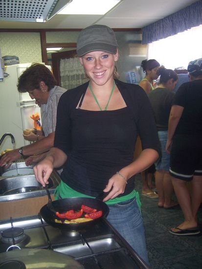 Am letzten Tag in Calama wurden wir nochmal zum Essen eingeladen und alle haben tatkraeftig mitgeholfen