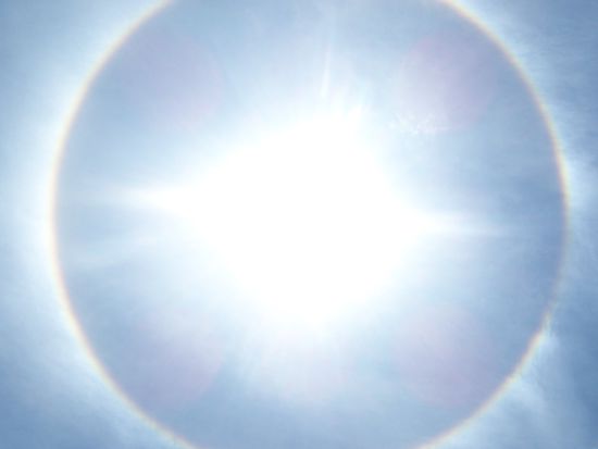 Ich weiss nicht genau wie man sowas nennt, aber auf jeden Fall sah Mittags die Sonne auf einmal so aus...