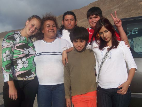 Und das war unsere Gastfamilie, die Mutter Luzmira, mit ihren 2 Soehnen 12 und 16, und ihrem Schwager...