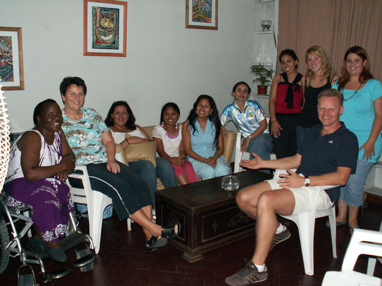 Meine Family zwischen den ganzen Huehnern...