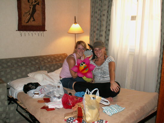 Wir kamen von unserer ersten Shoppingtour zurueck, mit vielen tueten, Weihnachtsgeschenken und allem was man sonst noch so brauchen kann