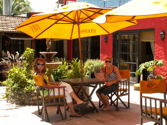 schoen gechillt in einem kleinen Kaffee in Colonia
