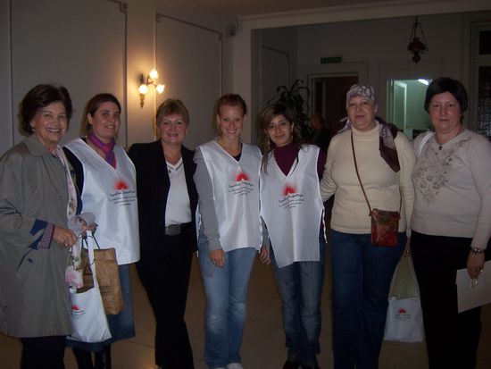 und hier seht ihr uns bei einer Hilfsaktion mit Krebskranken Patienten