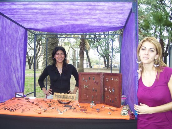 und das ist am Wochenende in einem Park.
Eine meiner Mitbewohnerinnen hat ihr einen Stand mit Schmuck. Das andere ist Jessica, mit der ich momentan viel Zeit verbringe.