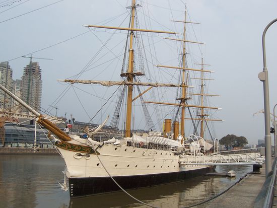 Das ist ein ehemaliges Schulungsschiff in Puerto Madero