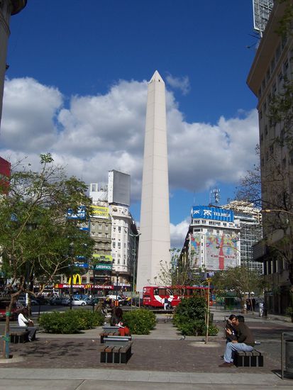 Das ist der Obelisco(keine ahnung wie man des schreibet), aber der steht mitten im Zentrum von BsAs und ist eines der Wahrzeichen hier.