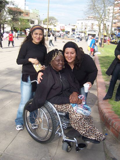 Das sind 3 meiner Mitbewohnerinnen:
Taza (im Rollstuhl) aus Sambia, Lilo aus Chile und Susi aus New York