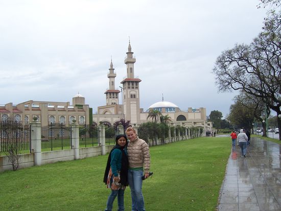 Das ist die Moschee die wir besichtigt haben. Die kleine ist Amy aus Indien, ebenfalls ne Mitbewohnerin