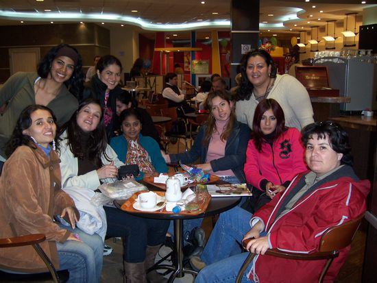 So, dass ist jetzt mehr oder weniger so der ganze Haufen. Maedels aus allen Teilen der Welt.