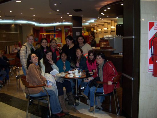 allein an dem Tisch sind schon mehr als 6 Nationen versammelt...