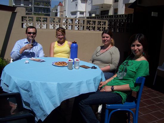 Zur Begruessung der Zwei wurde erstmal Mate und Kekse aufgetischt. Das ganze ist auf unserem Balkon, auf dem ich jede freie Minute verbringe, wenn die Sonne mal scheint!