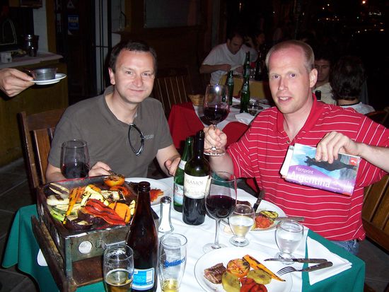 Hier haben wir es uns bei einem typisch argentinischen Essen richtig gut gehen lassen. Und sogar ich als Wenig-Fleisch-Esser muss sagen, dass Fleisch und auch das Gemuese war richtig gut!