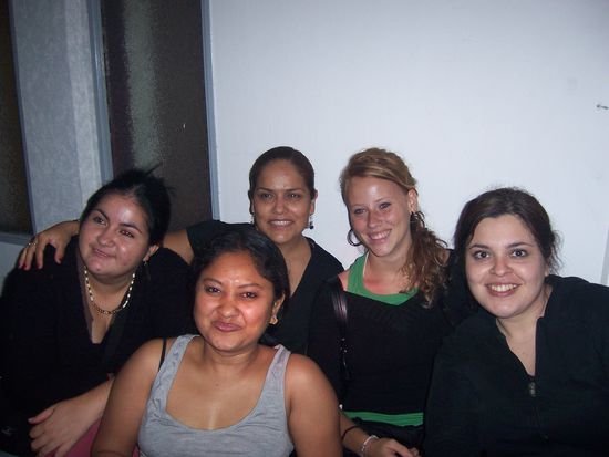 von links:Brenda, Veronica(Mexiko), Ich Andrea(Argentinien), vorne Amy (Indien)
An dem Abend waren wir wirklich nen gemischter Haufen, und hatten echt viel Spass zusammen!