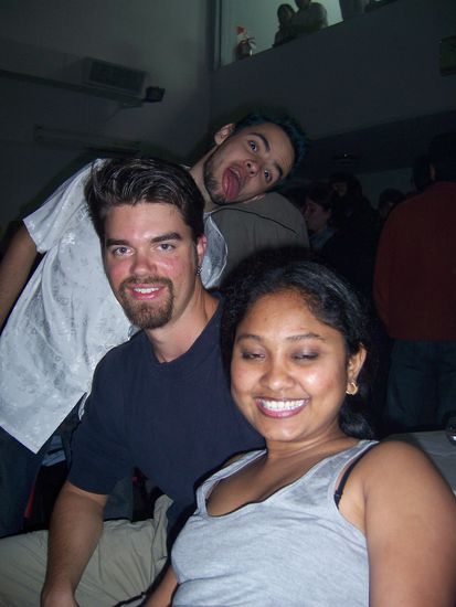 von vorne nach hinten: wiedermal Amy, dann Seth (Canada) und hinten ist unser Hahn im Korb, ein kleiner verrueckter Taenzer aus Columbien...