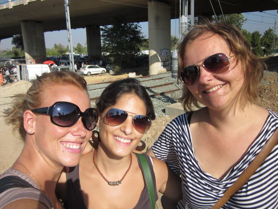 Susi, Sandy und ich nach unserem Besuch aufm Flohmarkt..
Fahrräder gabs zwar keine, aber für jede ne neue Sonnenbrille