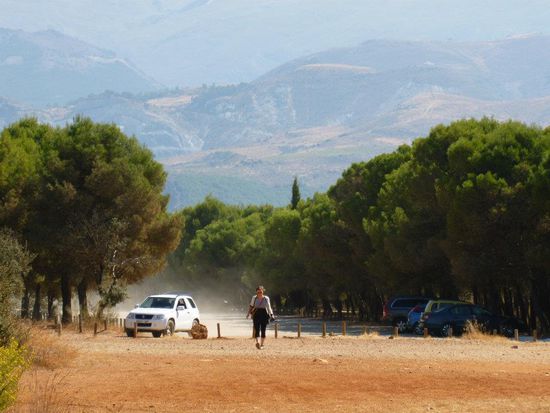 das ist der besagte Parkplatz mit den Begrenzungspfosten...