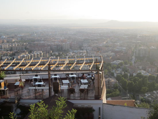 und hier das besagte Restaurant mit dem vermutlichst besten Blick über Granada