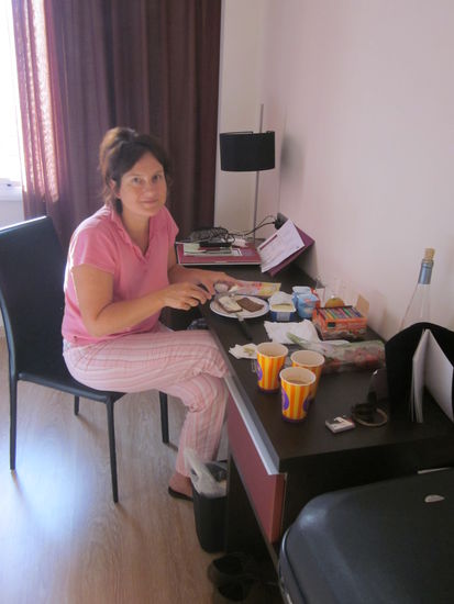 Gemütliches Frühstück mit Vollkornbrot und frischen Bodenseeäpfeln