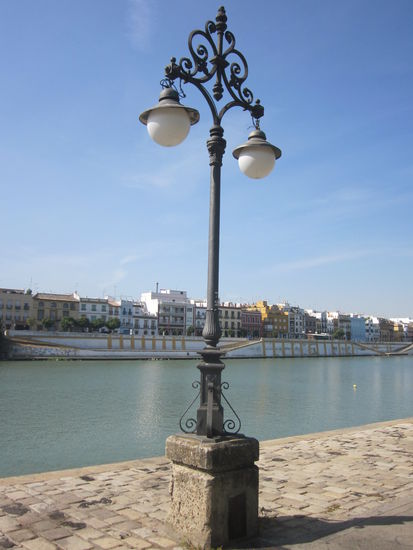 Spaziergang am Fluß Guadalquivir mit Blick auf die bekannte Promenade von Triana