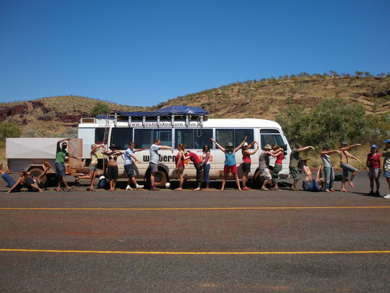 Na, koennt ihr entziffern was unsere Buchstaben fuer ein Wort darstellen???? Kleiner Tipp - reine Schleichwerbung!!!
Uebrigens, das Maedel rechts neben mir mit dem blauen T-Shirt ist die Australierin die in unser Zelt gepinkelt hat!