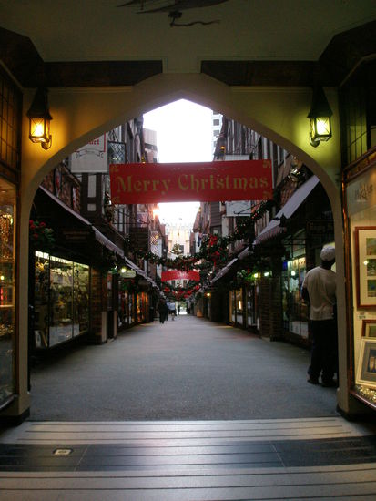Weihnachtlich geschmueckte Einkaufsgasse in Perth