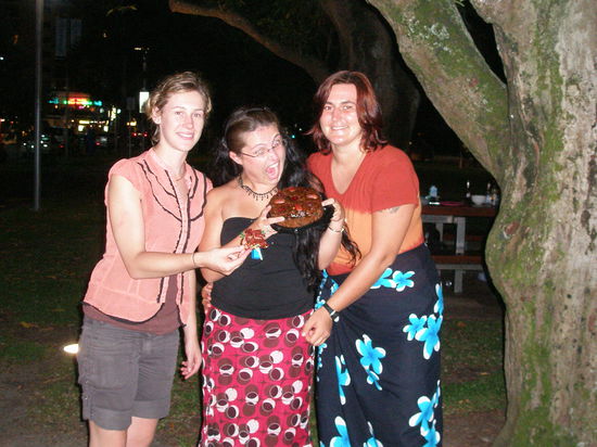 Jamima, ich und Sandra mit mit unserem traditionellen Weihnachtskuchen. 
Ich habe meine neue Kette an! 