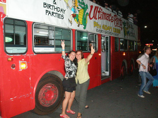 Sandra und ich vor dem Party-Bus......die ultimative Party!!!
