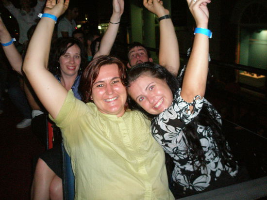Sandra und ich im Party-Bus beim Party machen!