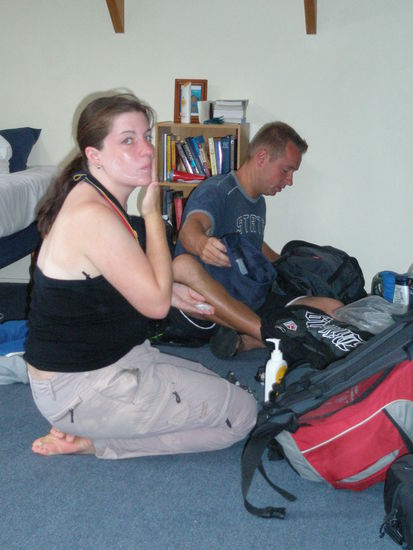 Melanie und Clemens beim eincremen vor dem  Kanufahren!