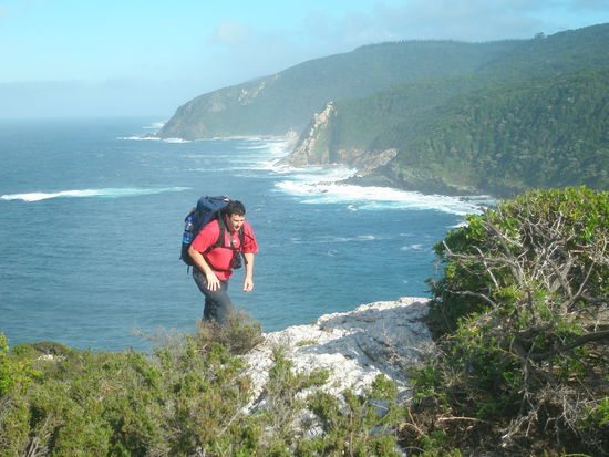 Declan am 2. Tag des Ottertrails mit der uns vorliegenden Kuestenroute im Hintergrund