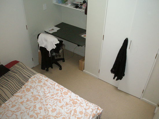Mein Zimmer in einem Blick! Schrank, Schreibtisch und grosses Bett....was will man mehr!