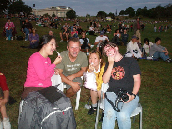 ..und die Zuckerwatte hat auch sehr lecker geschmeckt....im Hintergrund sieht man das Auckland Museum!