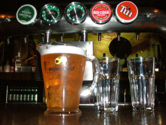 unser Mittowch Bier...ein Liter in der Globe Bar vor 21 Uhr kostet gerade mal 7 Dollar...das sind noch nicht mal 4 Euro!